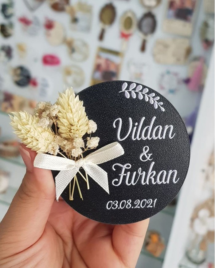 Beyaz baskılı ahşap nikah şekeri