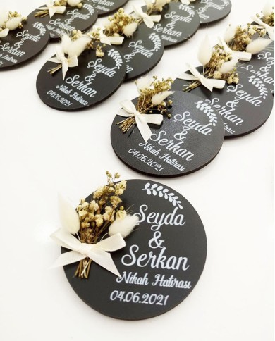 Beyaz baskılı ahşap nikah şekeri